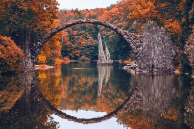 Rakotz Köprüsü (Rakotzbrucke, Şeytan Köprüsü) Kromlau, Saksonya,