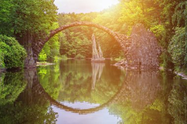 Rakotz köprü (Rakotzbrucke) olarak da bilinir Şeytan'ın Bridge uygulamasında Kro