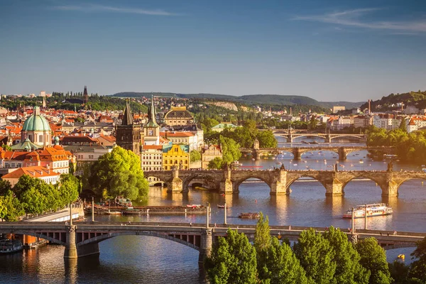 Vista aérea panorámica del atardecer de primavera del muelle del casco antiguo architectu — Foto de Stock