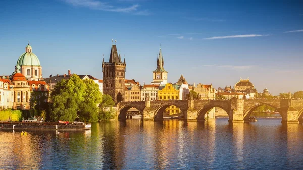 Vista aérea panorámica del atardecer de primavera del muelle del casco antiguo architectu — Foto de Stock