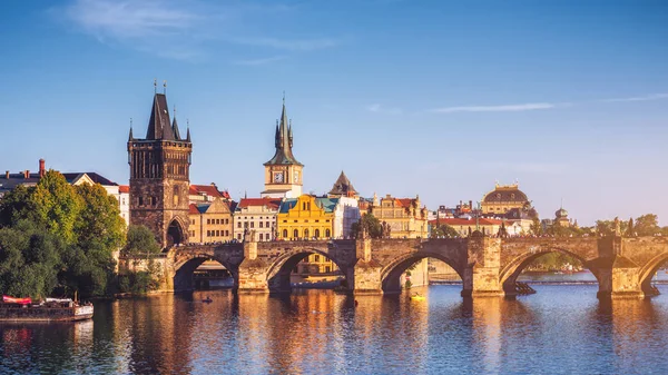 Чехия, Прага панорама с историческим Карловым мостом и — стоковое фото