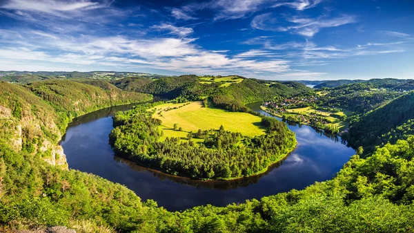 Utsikt över Vltava floden hästsko form meander från Solenice viewp — Stockfoto