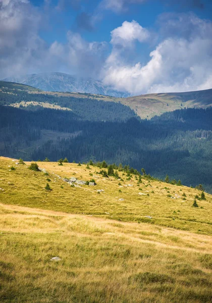 Horská krajina v horách Parang Transalpina, Rumunsko — Stock fotografie
