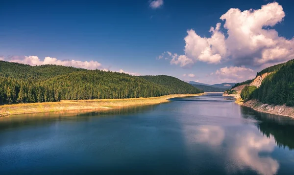 Krajina s jezerem Oasa v rumunských Karpatech, Transalpina. — Stock fotografie