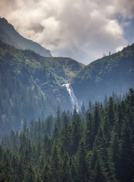 Cascata Balea nei monti Fagaras. Cascata rocciosa in macchina — Foto Stock