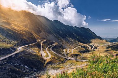 Yaz Transfagarasan geçirin. Karpat Dağları geçiş 