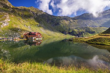 Balea buzul Gölü yakınındaki Transfagarasan road, panoramik.