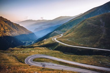 Yaz Transfagarasan geçirin. Karpat Dağları geçiş 