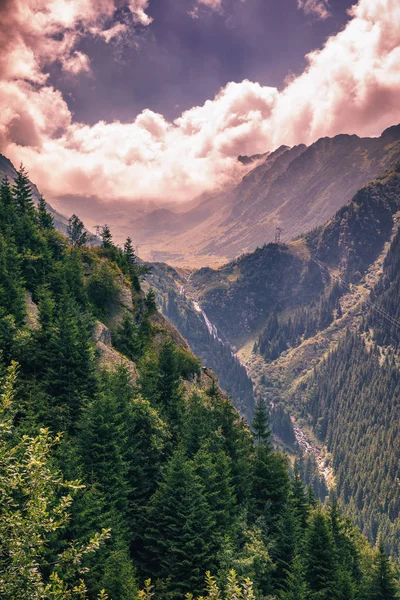 Şelale Balea Fagaras dağlarda. Arabada kayalık şelale — Stok fotoğraf