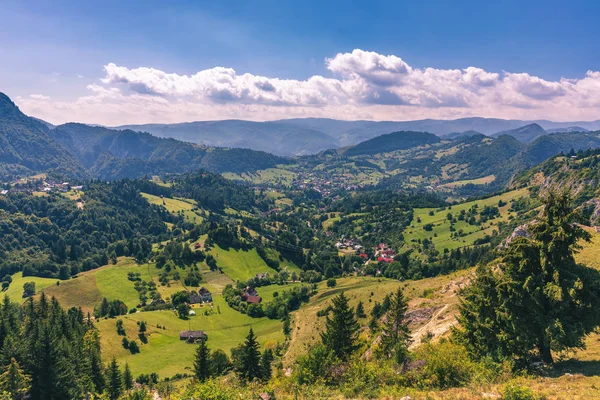 Verão alpino Transilvânia marco, paisagem com campos verdes — Fotografia de Stock