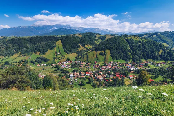 Impressionante paisagem alpina e campos verdes, Transilvânia, Romani — Fotografia de Stock