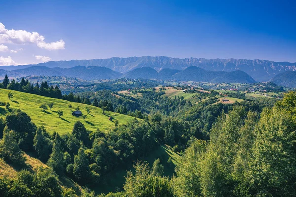 Impressionante paisagem alpina e campos verdes, Transilvânia, Romani — Fotografia de Stock