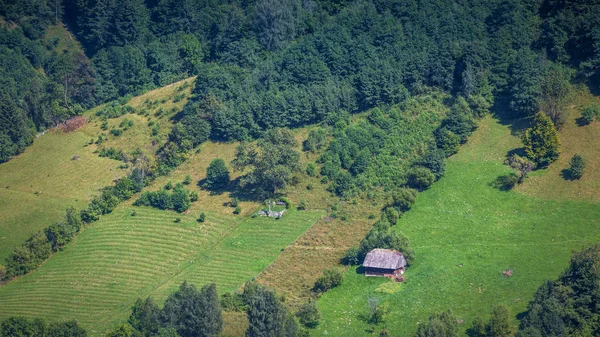 Impresionante paisaje alpino y campos verdes, Transilvania, Romani — Foto de Stock