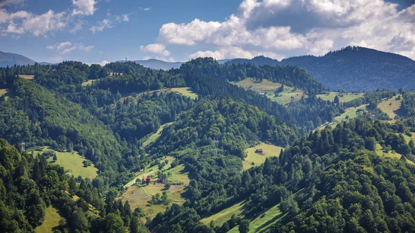 Cárpatos montanhas verão paisagem com céu azul e nuvens , — Fotografia de Stock