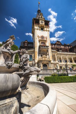 Peles Kalesi, Romanya. Güzel ünlü kraliyet Kalesi ve ornamen