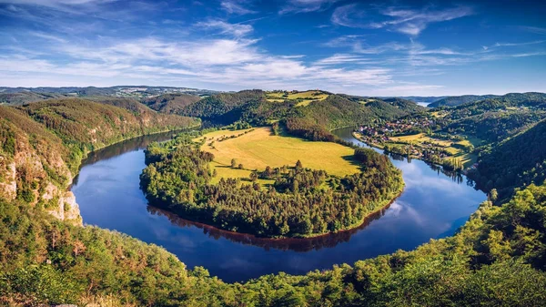 Utsikt över Vltava floden hästsko form meander från Solenice viewp — Stockfoto