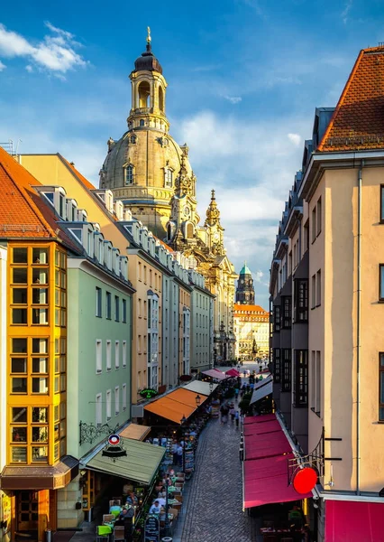 Ένας από τους κεντρικούς δρόμους στην παλιά πόλη της Δρέσδης, Γερμανία. — Φωτογραφία Αρχείου