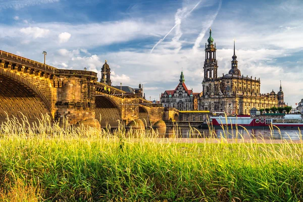 Dresden şehir manzarası panorama adlı Elbe Nehri ve Augustus Köprüsü, — Stok fotoğraf