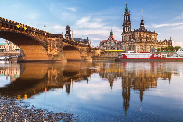 Panorama sullo skyline della città di Dresda sul fiume Elba e sul ponte di Augusto , — Foto Stock