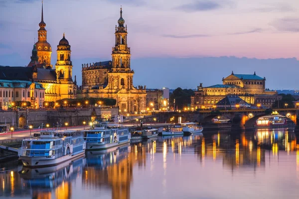 Incroyable panorama du soir de la cathédrale de la Sainte Trinité ou — Photo