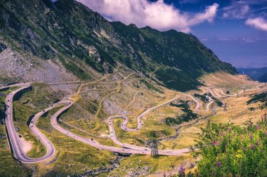 Yaz Transfagarasan geçirin. Karpat Dağları geçiş 