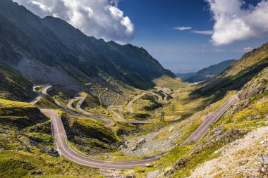 Yaz Transfagarasan geçirin. Karpat Dağları geçiş 
