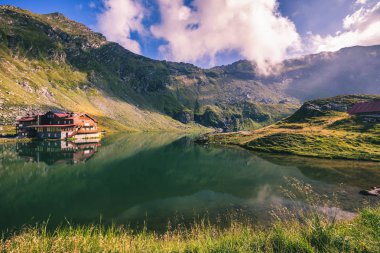 Fagaras Dağı üzerinde yüksek irtifada güzel volkanik Balea göl