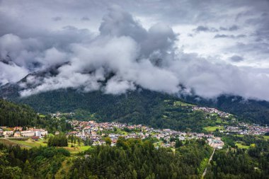 Calalzo di Cadore İtalya, Dolomi Alpleri'nde panoramik görünüm