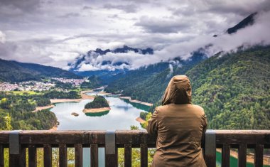Meditasyon sakin görünüm dağ ve göl ile rahatlatıcı seyahat etmek