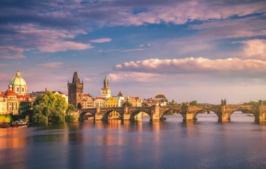 Ünlü ikonik görüntü Charles Bridge, Prague, Çek Cumhuriyeti. C