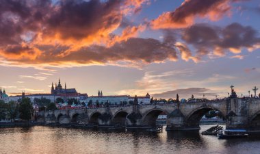 Ünlü ikonik görüntü Charles Bridge, Prague, Çek Cumhuriyeti. C