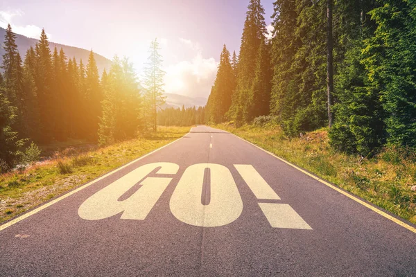 Corre la voz sobre la carretera en las montañas — Foto de Stock