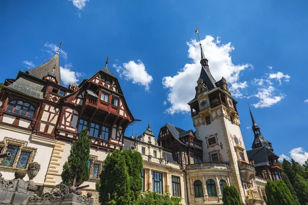 Castillo de Peles, Rumania. Hermoso castillo real famoso y ornamen — Foto de Stock