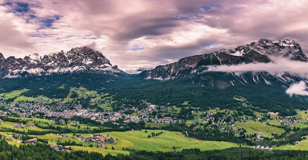 Cortina d 'Ampezzo vista panorámica de la ciudad con vertedero alpino — Foto de Stock