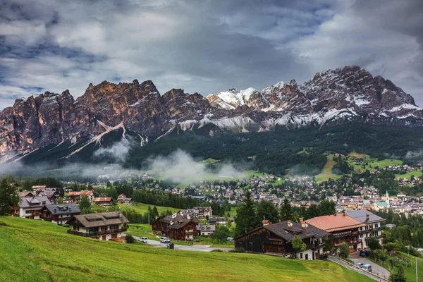 Cortina d'Ampezzo város panoráma az alpesi zöld fedélzeten — Stock Fotó