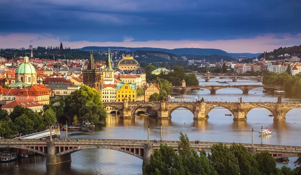 Berömda ikoniska bilden av Karlsbron, Prag, Tjeckien. C — Stockfoto