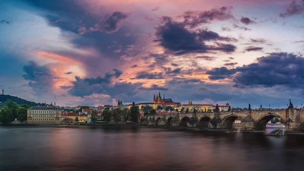 Prag Kalesi ve Charles Köprüsü, Prag ünlü ikonik görüntü, — Stok fotoğraf