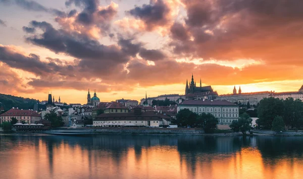 Praga stare miasto, w tym Zamku Praskiego, w tle, jeden o — Zdjęcie stockowe