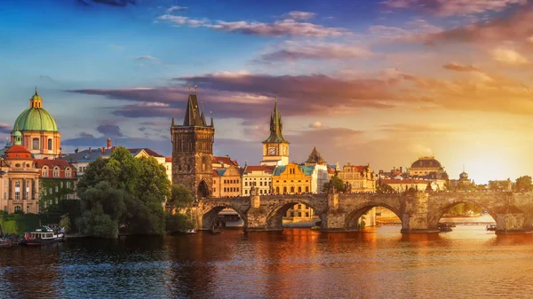 Famosa imagen icónica del puente de Carlos, Praga, República Checa. C — Foto de Stock