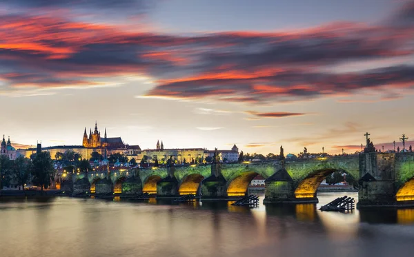 Ünlü ikonik görüntü Charles Bridge, Prague, Çek Cumhuriyeti. C — Stok fotoğraf