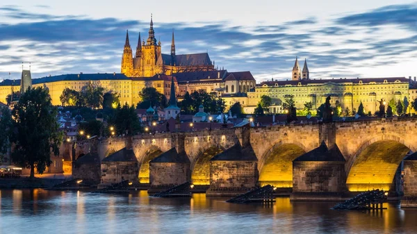 Vista del Castillo de Praga y el Puente de Carlos al atardecer. Chequia — Foto de Stock