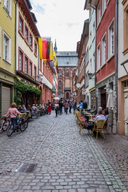 Heidelberg, Almanya - 6 Mayıs 2017: tur ile kalabalık Pazar Alanı