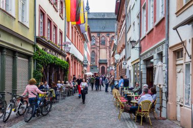 Heidelberg, Almanya - 6 Mayıs 2017: tur ile kalabalık Pazar Alanı
