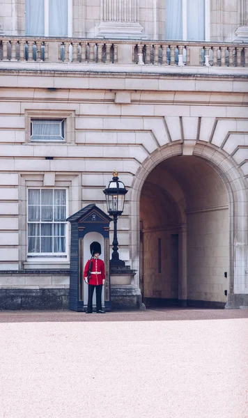 Londres, Inglaterra - 4 de abril de 2017: Guardia de la Reina en Buckingham Pal —  Fotos de Stock