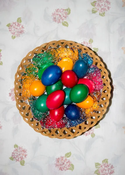 Colorful easter eggs in basket. Happy Easter, Christian religiou — Stock Photo, Image