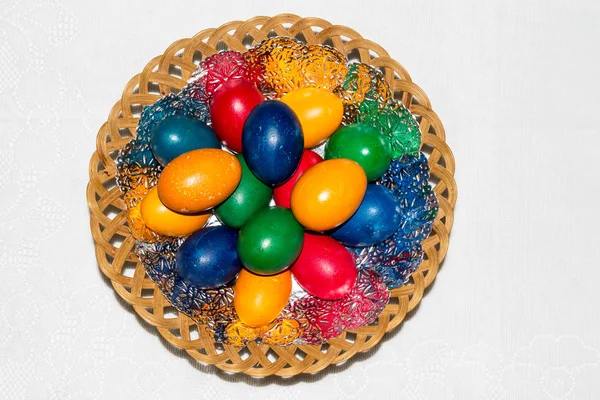 Oeufs de Pâques colorés dans le panier. Joyeux Pâques, religiou chrétien — Photo