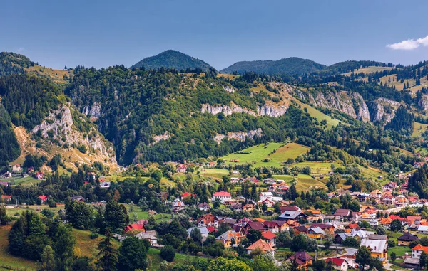 Paisaje en Transilvania, Montañas Cárpatos, Rumania . — Foto de Stock