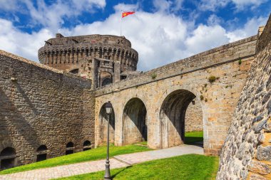 Ortaçağ Şatosu de Dinan (Dinan Kalesi). Dinan duvarlı bir B