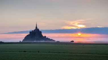 Güzel panoramik manzara, ünlü Le Mont Saint-Michel'in gelgit