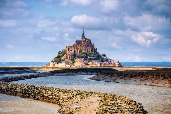 Magnifika Mont Saint Michel katedralen på ön, Normandie, — Stockfoto